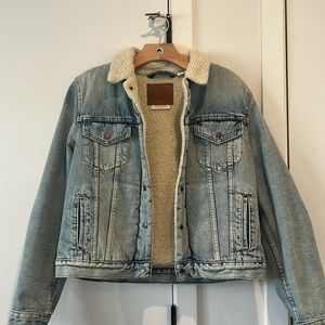 Levi’s womens fur jean jacket size L